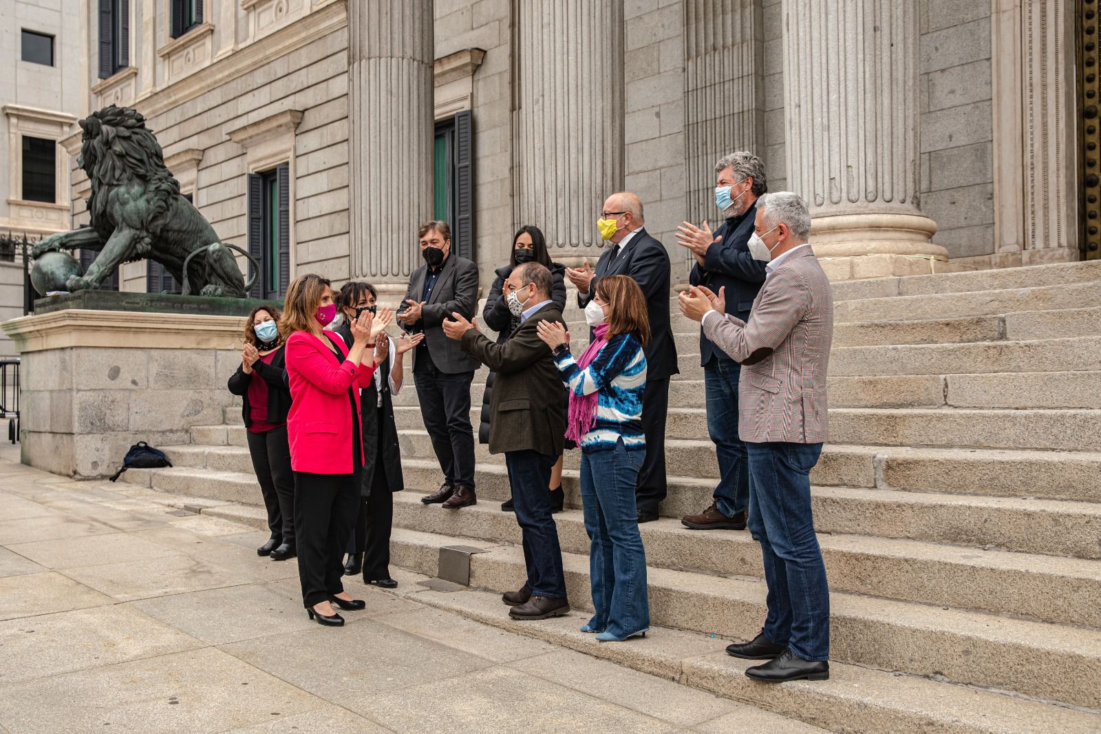 La vicepresidenta Teresa Ribera a la salida del hemiciclo junto a representantes de organizaciones medioambientales y portavoces de los grupos parlamentarios